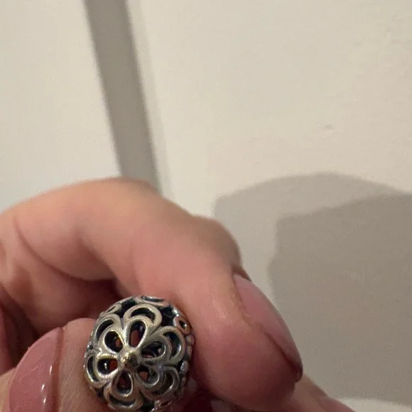 PANDORA ROUND FLORAL CHARM - Picture 3 of 6